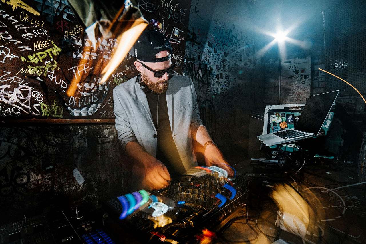 Unvergessliche Momente schaffen: Die Rolle Ihres Hochzeits-DJs
