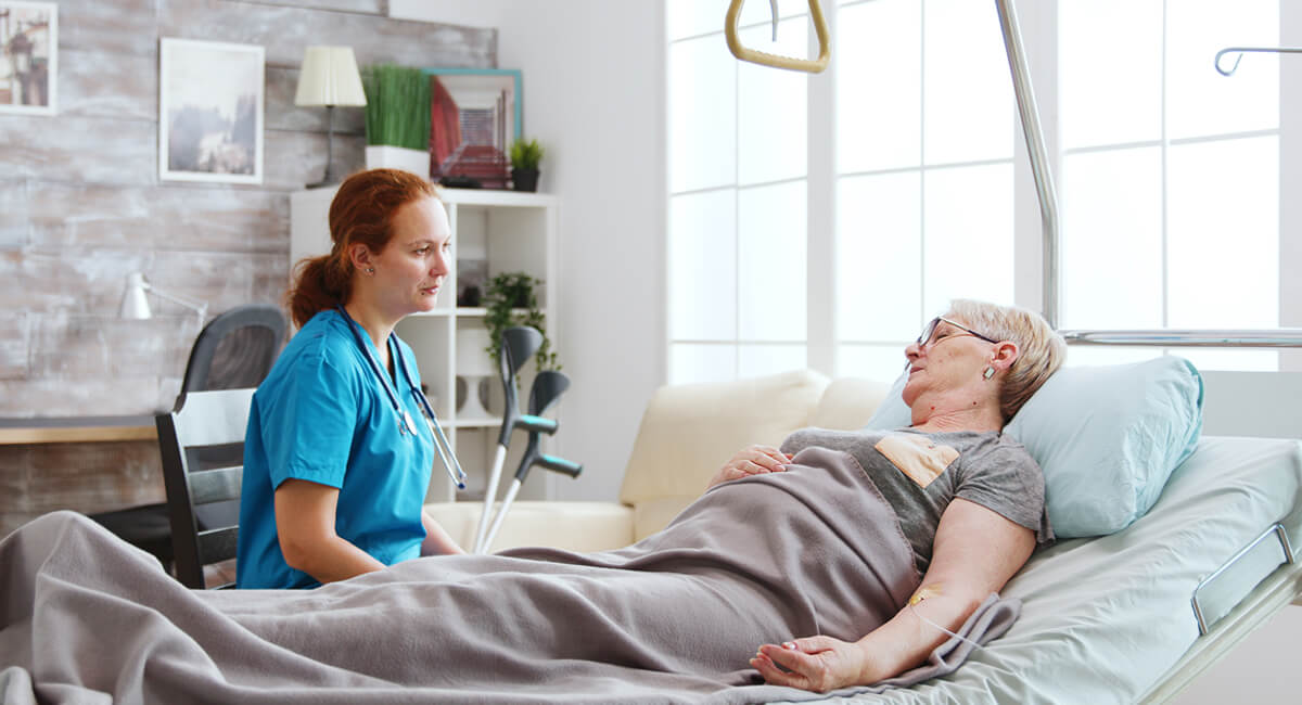 24 Stunden Pflege: Wie 24 Stunden Seniorenbetreuung die Pflege daheim unterstützt