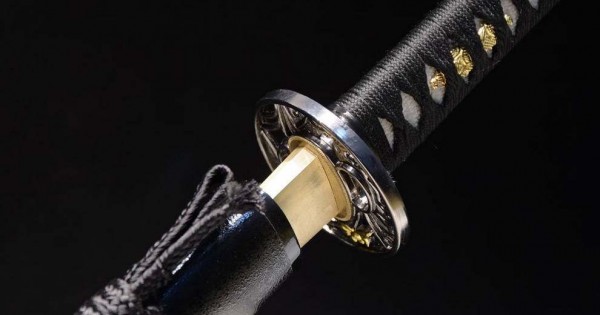 Blossom's Dance: Individuelles Katana mit Blumengravuren