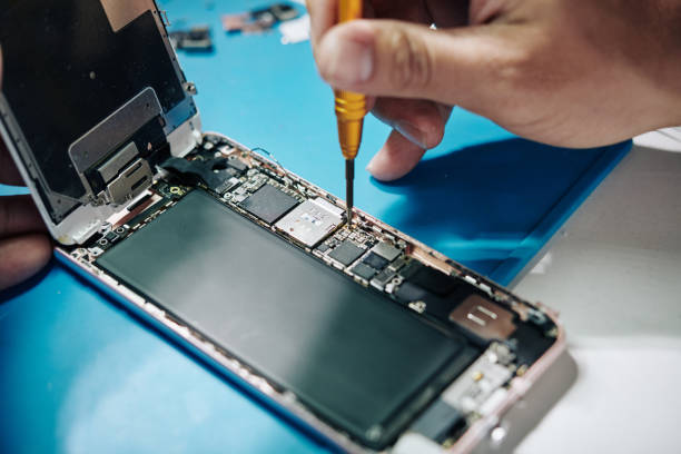 Wireless-Einzelhändler bieten Handy-Reparaturservice an