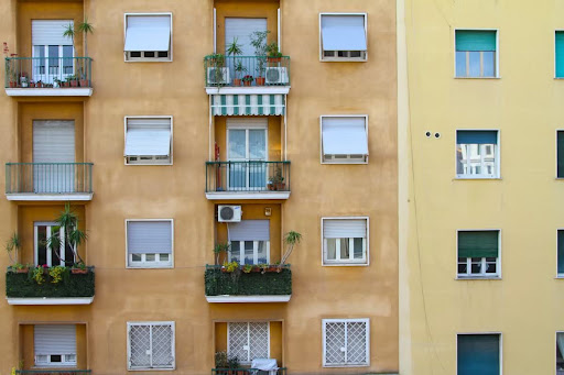 Wie wählt man eine preisgünstige Wohnung in der Stadt?